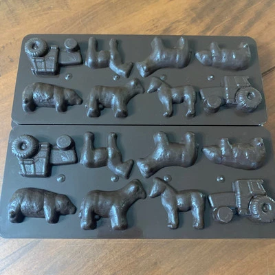 2 Vintage Farm Tractor Animals Ice Cube Trays Country Drinks Plastic 3D Cow Pig - Image 1 of 4