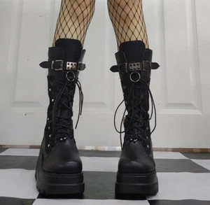 Damen-Stiefel Keilabsatz Plateau Schnürung halbhohe Nietenriemen schwarz - Gothic/Punk Gr. 8,5 - Bild 1 von 14