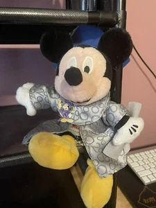 Peluche Mickey Mouse Disney Parks Graduación 2000 con Pin - Imagen 1 de 7