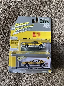 Ford Mustang GT Saleen 1988 amarillo y blanco Johnny Lightning + estaño | Neumático general - Imagen 1 de 2