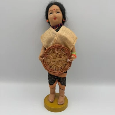 Boneca de arte popular vintage mulher segurando cesta roupa étnica tradicional - Imagem 1 de 4