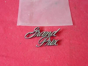 NOS 1971 1972 Pontiac Grand Prix GP Rear Deck Lid Trunk Emblem Plate GM #9835450 - Foto 1 di 4