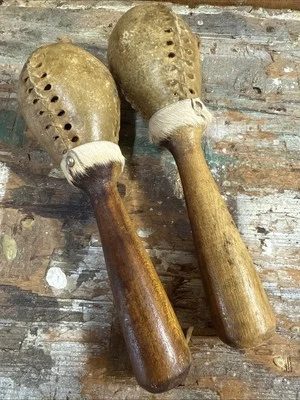 Par de maracas vintage hechas a mano, madera, piel y piel Foto 1 de 4