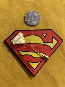 Vintage Superman S Chest Logo Comic Brass Collectible Stick Pin 1977 NOS - Bild 1 von 2