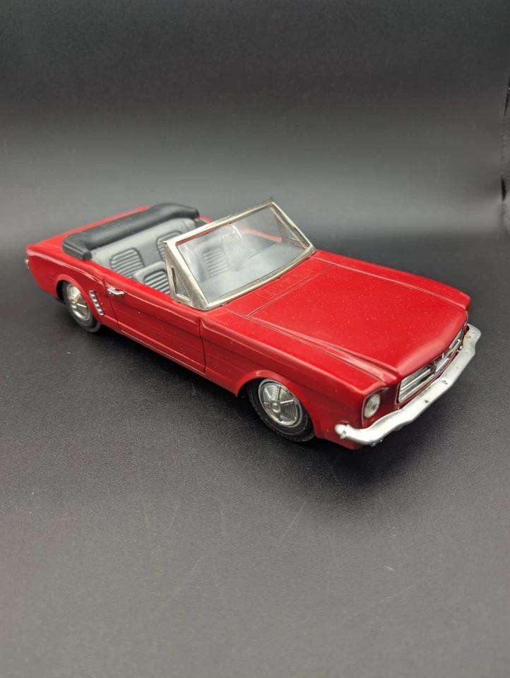 Coche de lujo Ford Mustang rojo convertible MF 349 350 + caja original juguete de fricción Foto 1 de 4