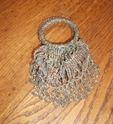 Antigua bolsa victoriana con cuentas mini cartera de dedo Chatelaine 3" de largo Foto 1 de 4