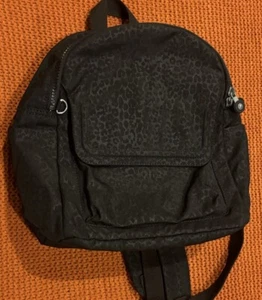 Bolso Mochila Kipling Negro Estampado Leopardo Informal Viaje Compras Impermeable Caminata - Imagen 1 de 6