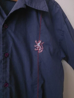 Camisa masculina vintage com botão de filtro pequena marinha manga curta bordada leão Y2K - Imagem 1 de 4