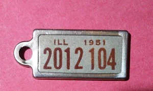 1951 mini placa de licencia DAV de colección etiqueta clave Illinois - Imagen 1 de 2