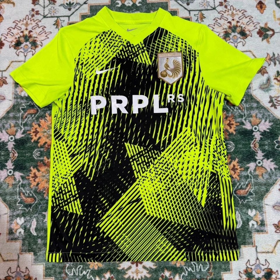 Camiseta deportiva para mujer Nike Dri-FIT PRPL RS verde neón negra Foto 1 de 4