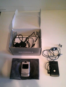 CELLULARE VINTAGE MOTOROLA V3 lotto di 2 VINTAGE MOTOROLA V3 MOBILE PHONE - Imagen 1 de 8