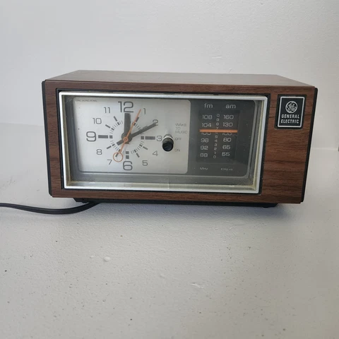 General Electric GE Alarm Clock AM/FM Radio - Vintage Wood Grain - Model 7-4550C Cover