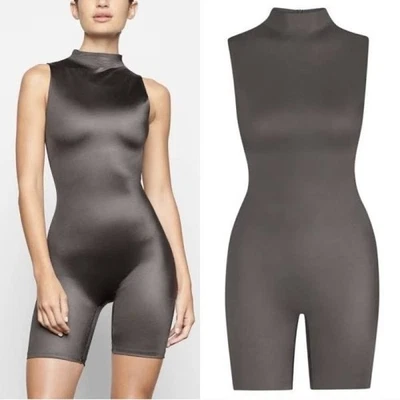 Mono SKIMS Todo en Uno Brillo Cuello Simulado Medio Muslo Gunmetal 2X Foto 1 de 4