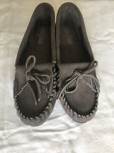 Minnetonka Women's Kitly Moccasin Slippers Grey Size 10 (2003190119)