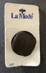 Vintage La Mode Large Black With Wood Texture Shank Button on Original Card - Picture 1 of 2