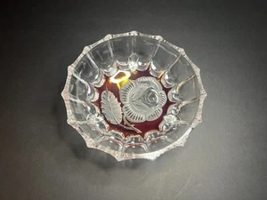 Cuenco redondo decorativo de tres patas rosa roja rubí transparente corte cristal vintage 6,5" - Imagen 1 de 6