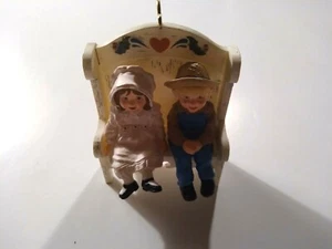1995 Hallmark Ornament ~ Nuestras pequeñas bendiciones ~ Dos niños en banco sin caja - Imagen 1 de 2