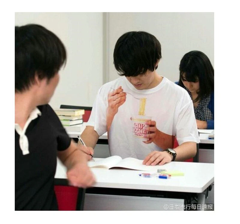 Divertida Camiseta 3D Fideos Sopa Camiseta Juegos con disfraces Comer Fideos Instantáneos Camiseta Blanca Foto 1 de 4