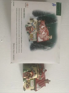 Dept.56 North Pole Series Custom Stichers Taylor Lighted House Christmas #56400 - Bild 1 von 10