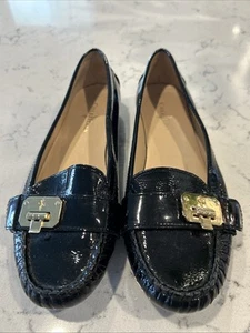 NUEVO Mocasines Cole Haan Talla 6.5 B Charol Negro con Correa y Hebilla Dorada - Imagen 1 de 11