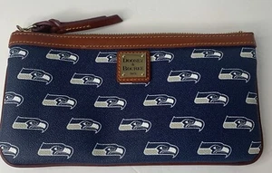 Dooney & Bourke Seattle Seahawks Damen blau Logo Lederbesatz Handgelenktasche NFL - Bild 1 von 13