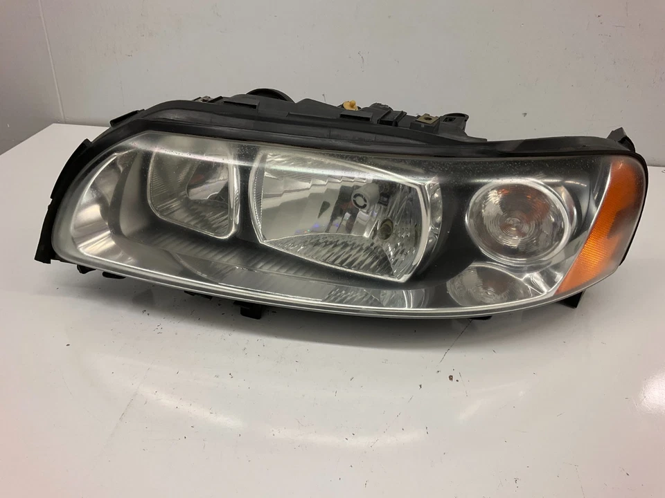 Farol de halogênio esquerdo Volvo S60 V70 05-09 31276807 - Imagem 1 de 4