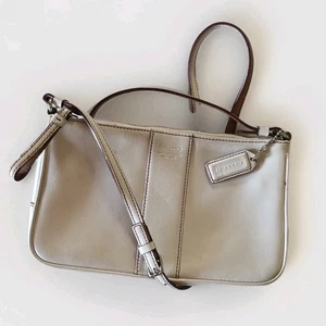 Bolso Bandolera Coach 7578 Delgado Demi Cremallera Hombro Cuero Marfil Blanco Logo Pastilla - Imagen 1 de 16