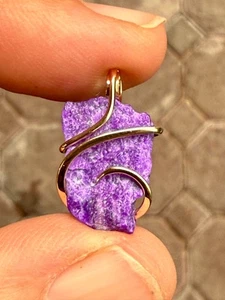 Colgante de oro amarillo de 14 k envoltura de forja púrpura fragmento Sugilite de 6,31 quilates peso total - Imagen 1 de 12