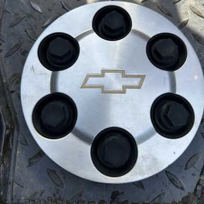 Chevrolet Tahoe/Suburban 2003-2006 centro de rueda/tapa de buje de 17 pulgadas - con tuercas Foto 1 de 4