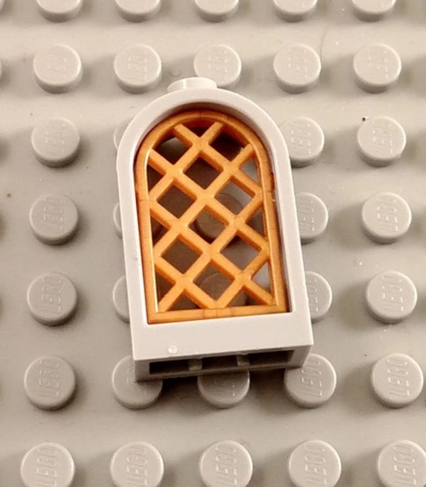 LEGO Gris Azulado Claro 1x2x2 2/3 Ventanas superiores redondeadas con paneles dorados Foto 1 de 1