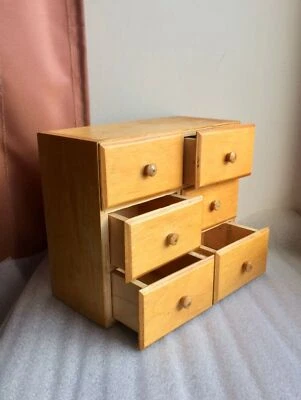Antiguo gabinete de madera, cofre vintage miniatura de pino con seis cajones, organizador de madera Foto 1 de 4