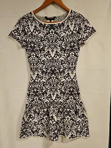 Bcbgmaxazria Damen Größe S Strick Mini Pullover Kleid Schwarz Weiß Kurzarm - Bild 1 von 3