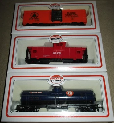 Model Power Train Lot - Maine Central Box Car, Safety Caboose, Union Tank Car - Image 1 of 4