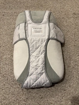 Cojín cómodo para recién nacidos Babocush gris y blanco, alivio de cólicos Foto 1 de 4