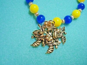 SALINE, Michigan blau/gold Hornissen Maskottchen Team Spirit 7" Stretcharmband #2 - Bild 1 von 4