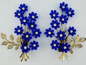 Pendientes de clip vintage de diamantes de imitación de flor azul Coro tono dorado ramo floral - Imagen 1 de 5