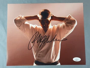 Foto firmada por Ralph Macchio Daniel Larusso 8 x 10 Cobra Kai autógrafo certificado de autenticidad JSA - Imagen 1 de 10