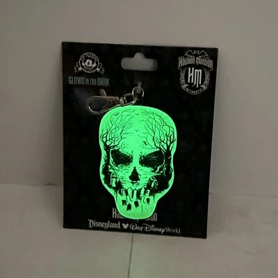 Disney Mansión Embrujada Cordón Medalla Brilla en la Oscuridad Calavera Cementerio Sombrero Caja Fantasma Foto 1 de 4