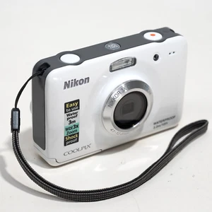 Nikon COOLPIX S30 Waterproof 10mp Digital Camera White AA's - Tested Works! - Imagen 1 de 11