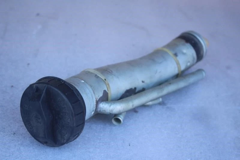 1985 1986 1987 1988 PORSCHE 944 FUEL FILLER NECK PIPE WITH GAS CAP (FROM 01/85) Foto 1 de 4