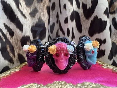 Pulsera Tarina Tarantino Calavera Calavera Calavera Rosa Floral Día de los Muertos Foto 1 de 4