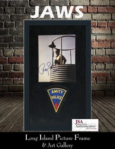 Foto firmada por Tiburón Roy Scheider con parche de policía Amity - Enmarcado 21x16 - JSA LOA II - Imagen 1 de 8