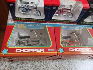 Toyway Raleigh Chopper Mk1 +MK11 Fahrrad Diecast Metall Modell Maßstab 1:12.8 Fahrräder. - Bild 1 von 4