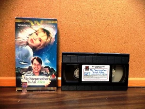 MY STEPMOTHER IS AN ALIEN (VHS 1988) DAN AYKROYD, KIM BASINGER, JON LOVITZ - Picture 1 of 5