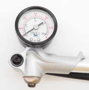 Bomba de choque Fox 300 PSI para reparación/mantenimiento/actualizaciones de bicicletas - compacta, acero - Imagen 1 de 3