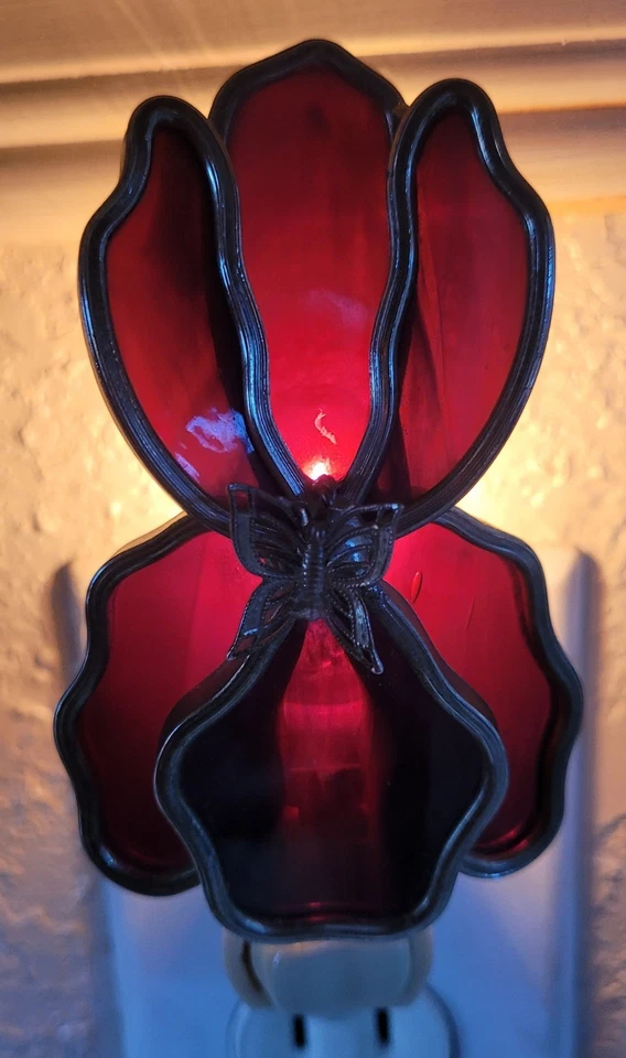 Vitral Iris Bloom Luz Nocturna con Acento Mariposa Plateada De Colección Foto 1 de 4