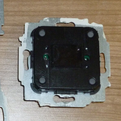 Busch-Jaeger Raumtemperaturregler 6108/18 IP20 schwarz 2CKA006134A0318 KNX - Bild 1 von 3