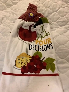 Toalla colgante para plato de cocina I Make Pour Decisions de ganchillo de Laura - Imagen 1 de 1