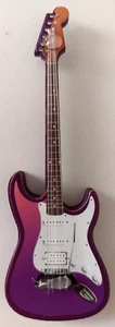 MINI MINIATURE ELECTRIC GUITAR DOLL HOUSE MODEL PURPLE & WHITE 82MM - Picture 1 of 2