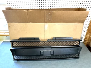 GM OEM NOS 89044659 Front Grille 2002-2007 Chevrolet Trailblazer LS - Picture 1 of 8